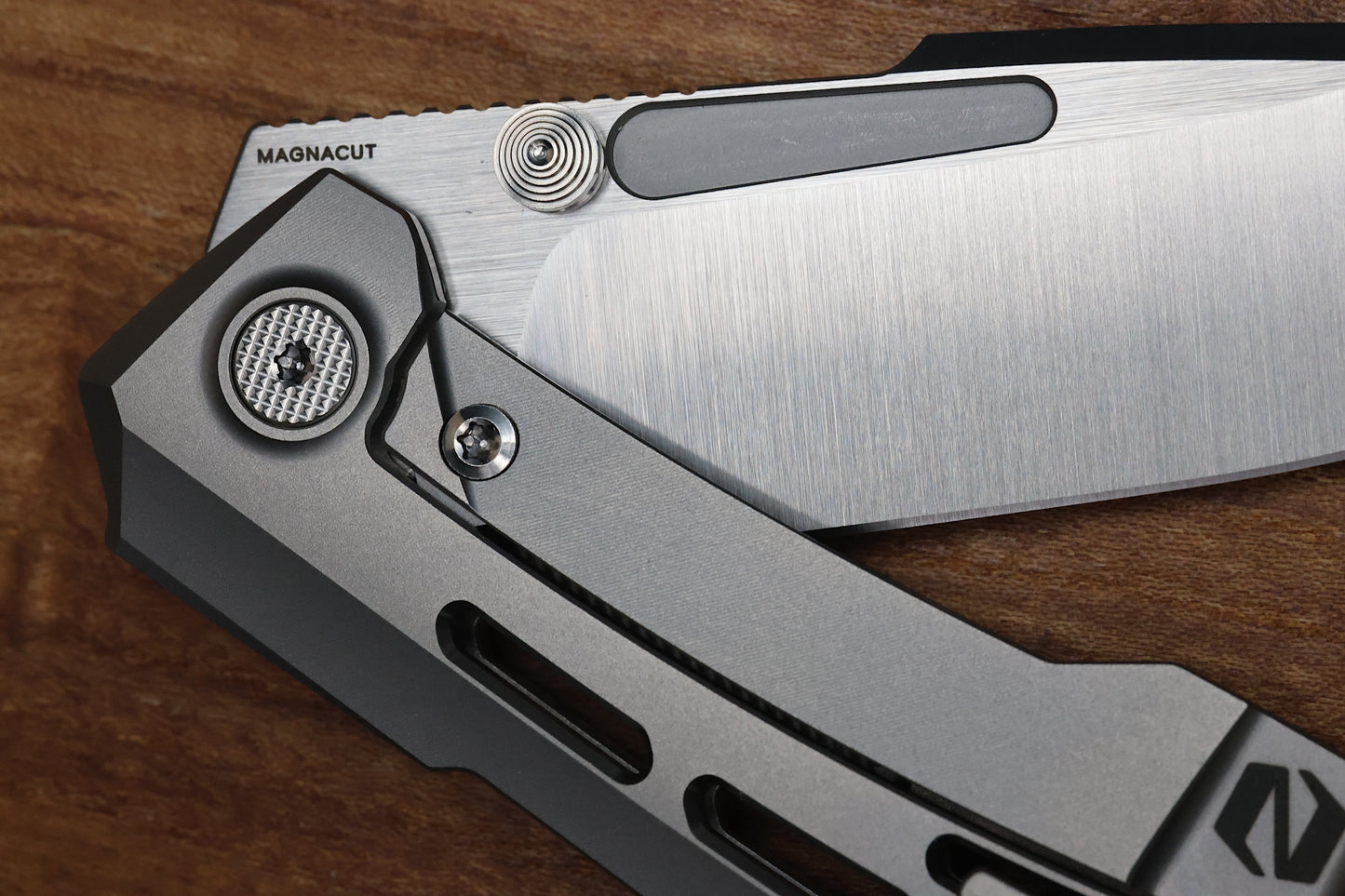 NULL KNIVES RAIDEN R2 - AERO TITANIUM GLASS BEADBLAST HANDLE - BELT SATIN MAGNACUT BLADE