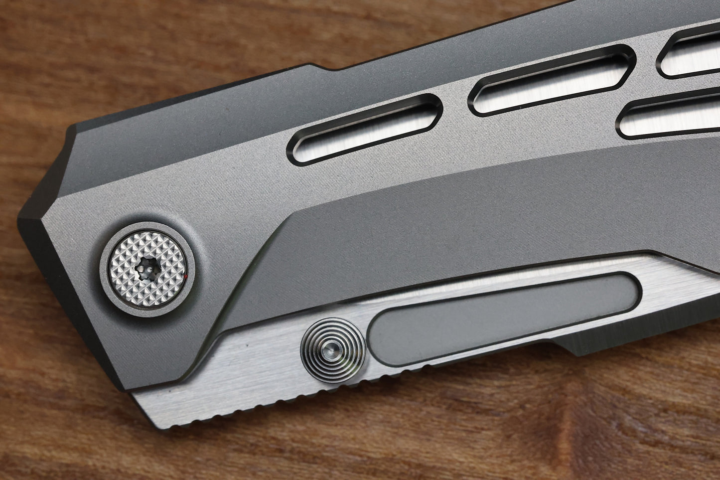 NULL KNIVES RAIDEN R2 - AERO TITANIUM GLASS BEADBLAST HANDLE - BELT SATIN MAGNACUT BLADE