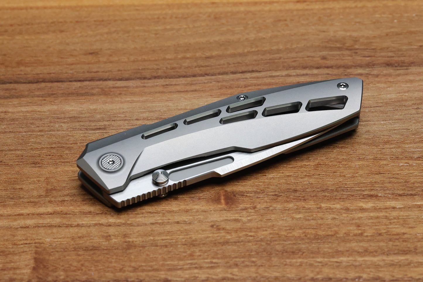 NULL KNIVES RAIDEN R2 - AERO TITANIUM GLASS BEADBLAST HANDLE - BELT SATIN MAGNACUT BLADE