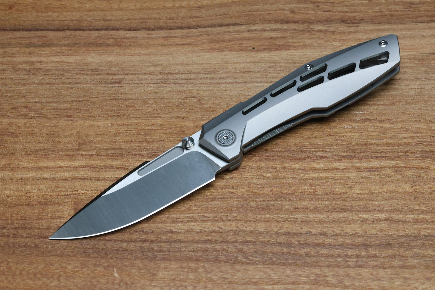NULL KNIVES RAIDEN R2 - AERO TITANIUM GLASS BEADBLAST HANDLE - BELT SATIN MAGNACUT BLADE