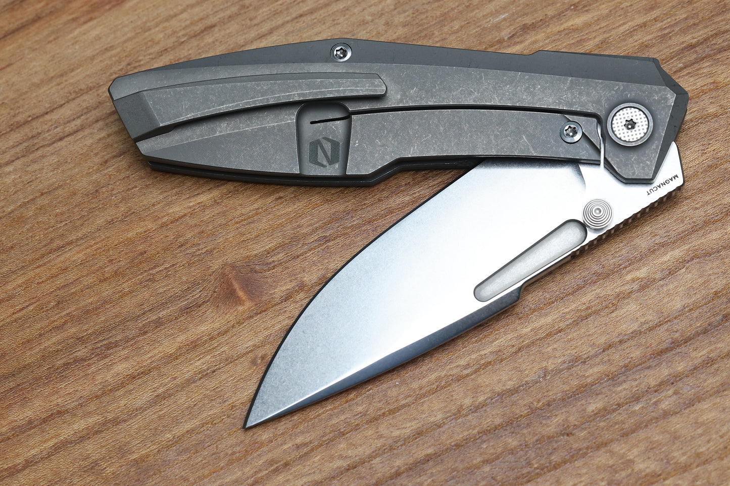NULL KNIVES RAIDEN R2 - SMOOTH TITANIUM DARK STONEWASH HANDLE - STONEWASH MAGNACUT BLADE