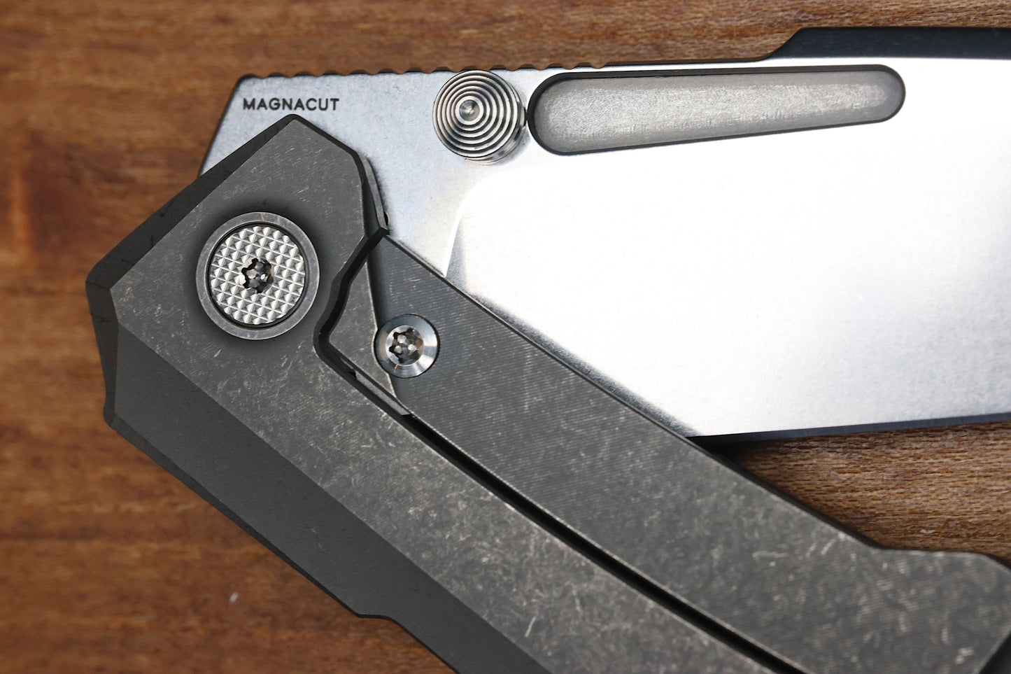 NULL KNIVES RAIDEN R2 - SMOOTH TITANIUM DARK STONEWASH HANDLE - STONEWASH MAGNACUT BLADE
