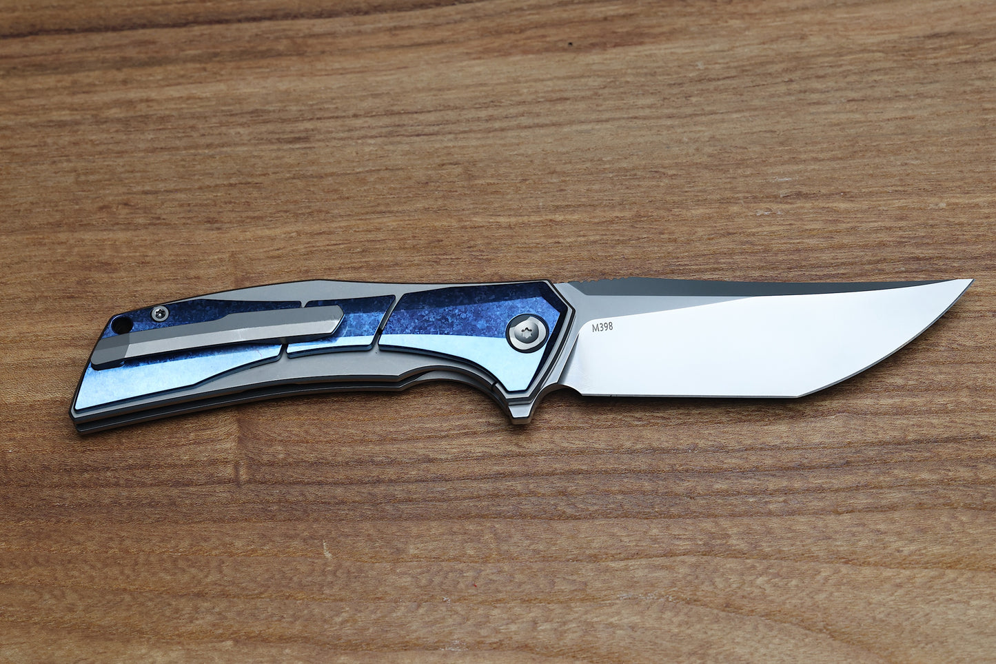 POIKILO BLADE ANOLIS S1 W/ BLUE CRYSTAL TI HANDLES & PEARLESCENT STONEWASH M398