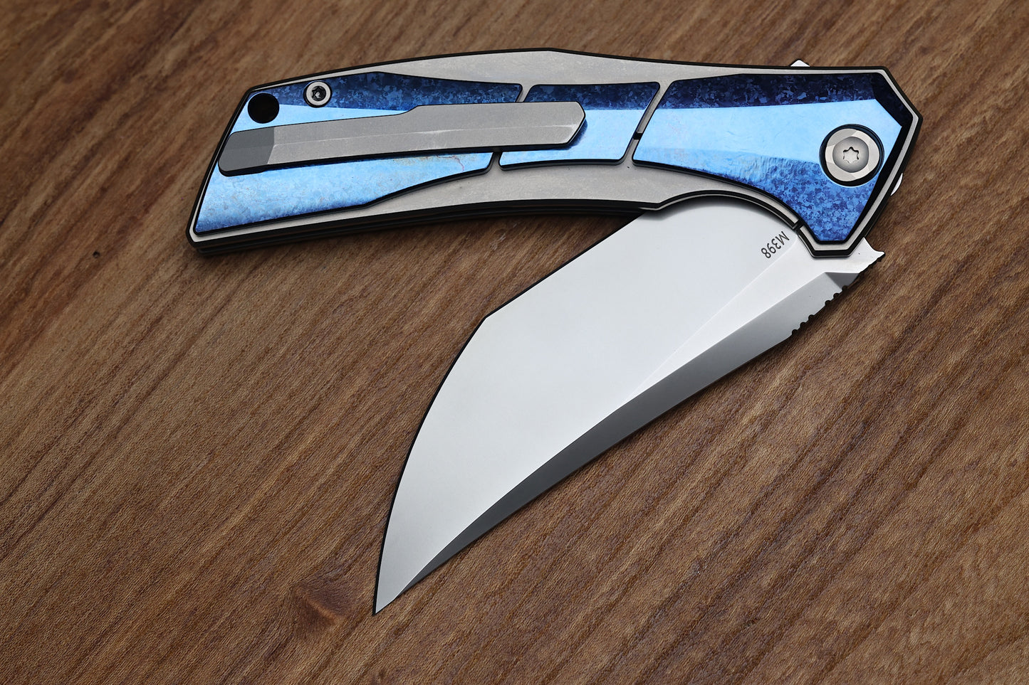 POIKILO BLADE ANOLIS S1 W/ BLUE CRYSTAL TI HANDLES & PEARLESCENT STONEWASH M398