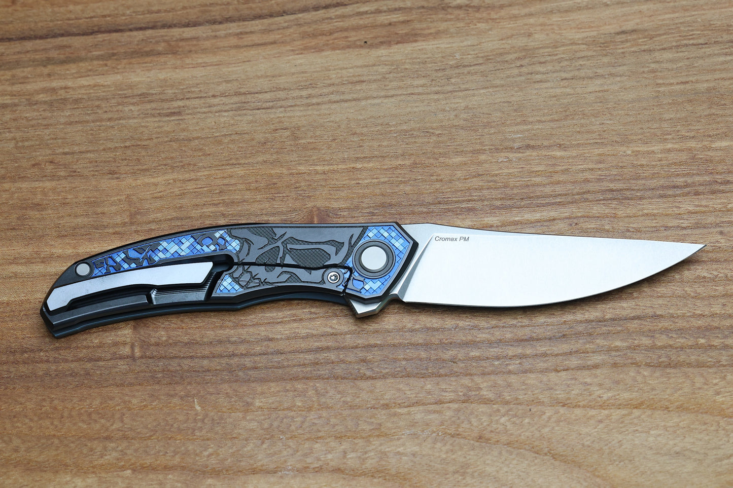 SHIROGOROV KNIVES / TI2 DESIGN QUANTUM BLACK HULA “PIXELATED SKULL” – CROMAX PM BLADE – MRBS