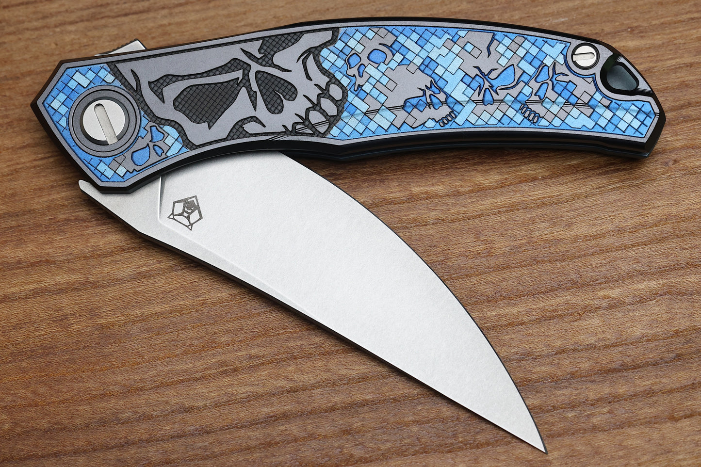 SHIROGOROV KNIVES / TI2 DESIGN QUANTUM BLACK HULA “PIXELATED SKULL” – CROMAX PM BLADE – MRBS