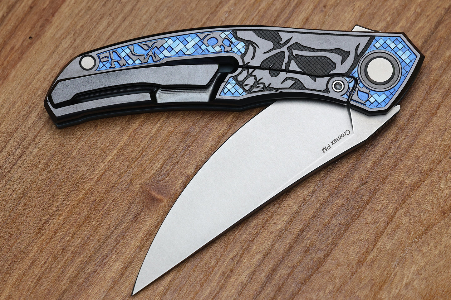 SHIROGOROV KNIVES / TI2 DESIGN QUANTUM BLACK HULA “PIXELATED SKULL” – CROMAX PM BLADE – MRBS