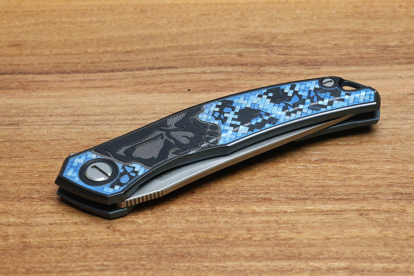 SHIROGOROV KNIVES / TI2 DESIGN QUANTUM BLACK HULA “PIXELATED SKULL” – CROMAX PM BLADE – MRBS