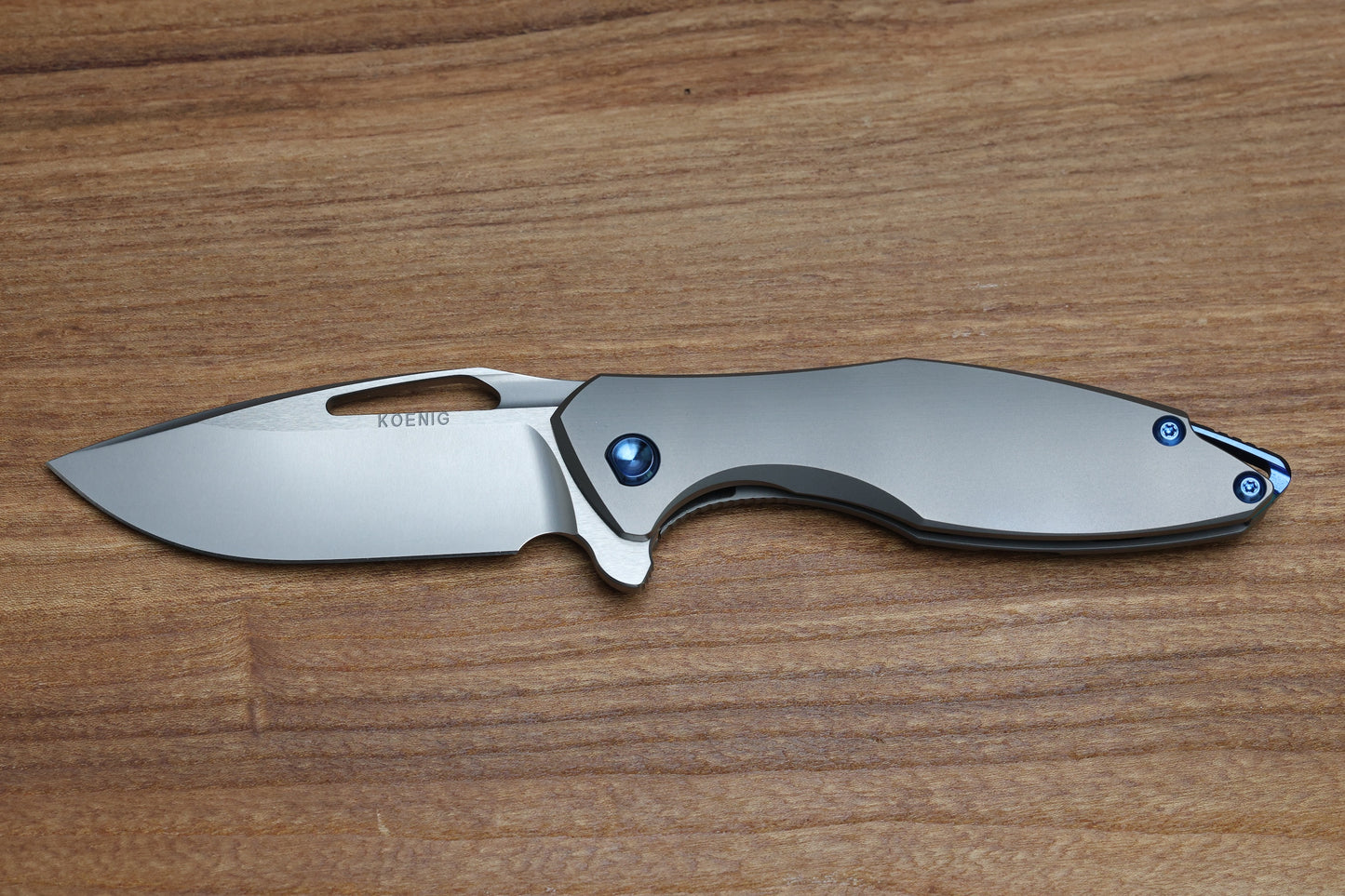 KOENIG KNIVES ARIUS – SMOOTH TITANIUM HANDLE – BLUE HARDWARE – BURNISHED W/ POLISHED FLATS M390 BLADE