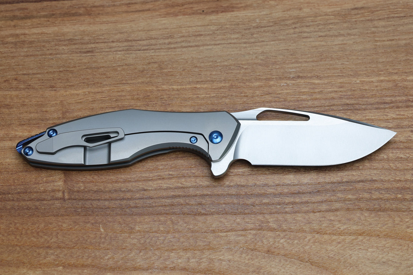 KOENIG KNIVES ARIUS – SMOOTH TITANIUM HANDLE – BLUE HARDWARE – BURNISHED W/ POLISHED FLATS M390 BLADE