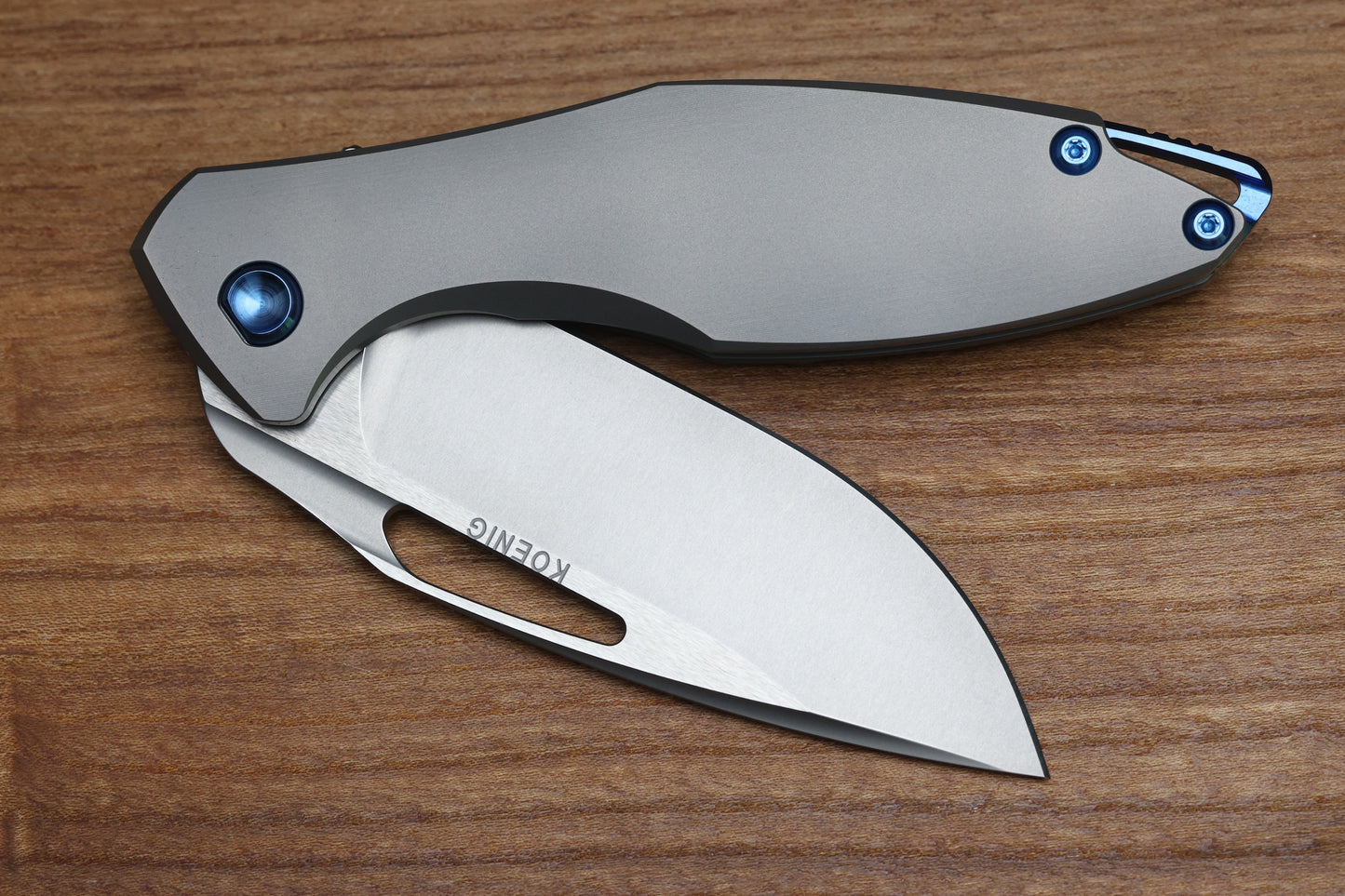 KOENIG KNIVES ARIUS – SMOOTH TITANIUM HANDLE – BLUE HARDWARE – BURNISHED W/ POLISHED FLATS M390 BLADE