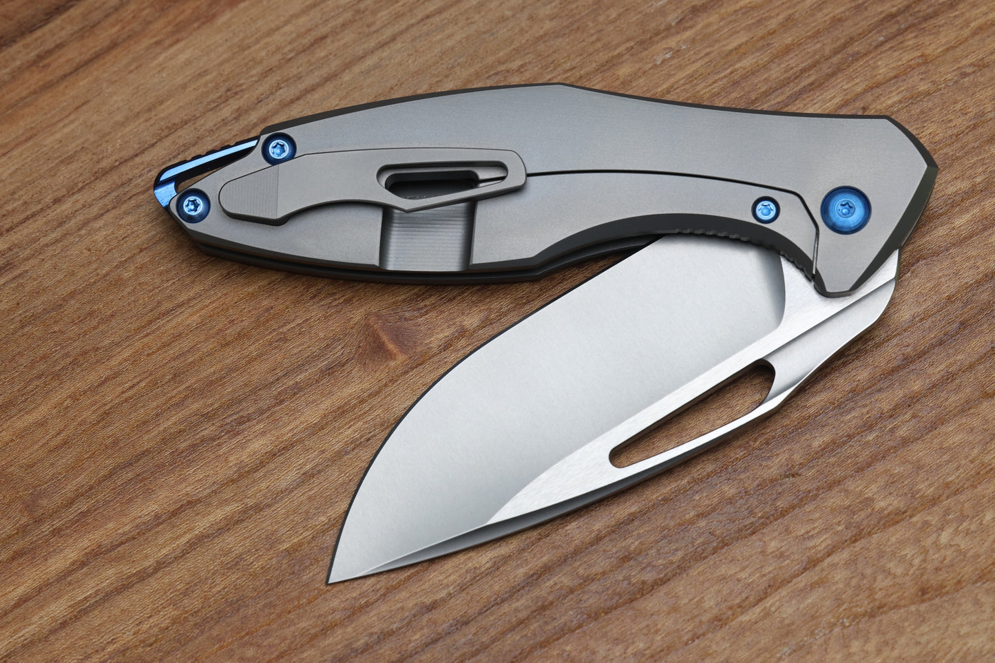 KOENIG KNIVES ARIUS – SMOOTH TITANIUM HANDLE – BLUE HARDWARE – BURNISHED W/ POLISHED FLATS M390 BLADE
