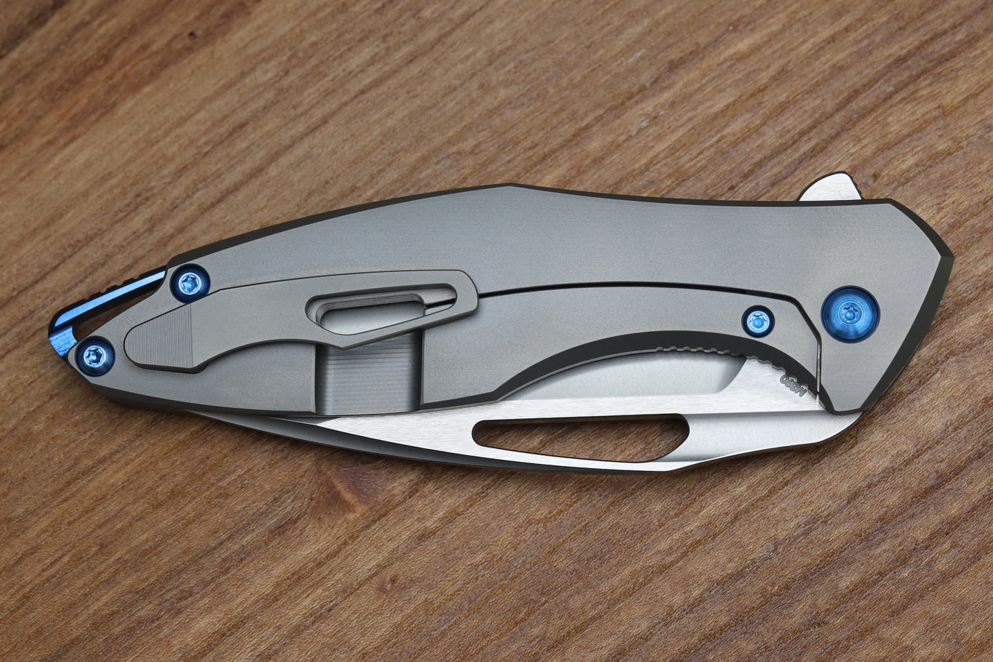 KOENIG KNIVES ARIUS – SMOOTH TITANIUM HANDLE – BLUE HARDWARE – BURNISHED W/ POLISHED FLATS M390 BLADE