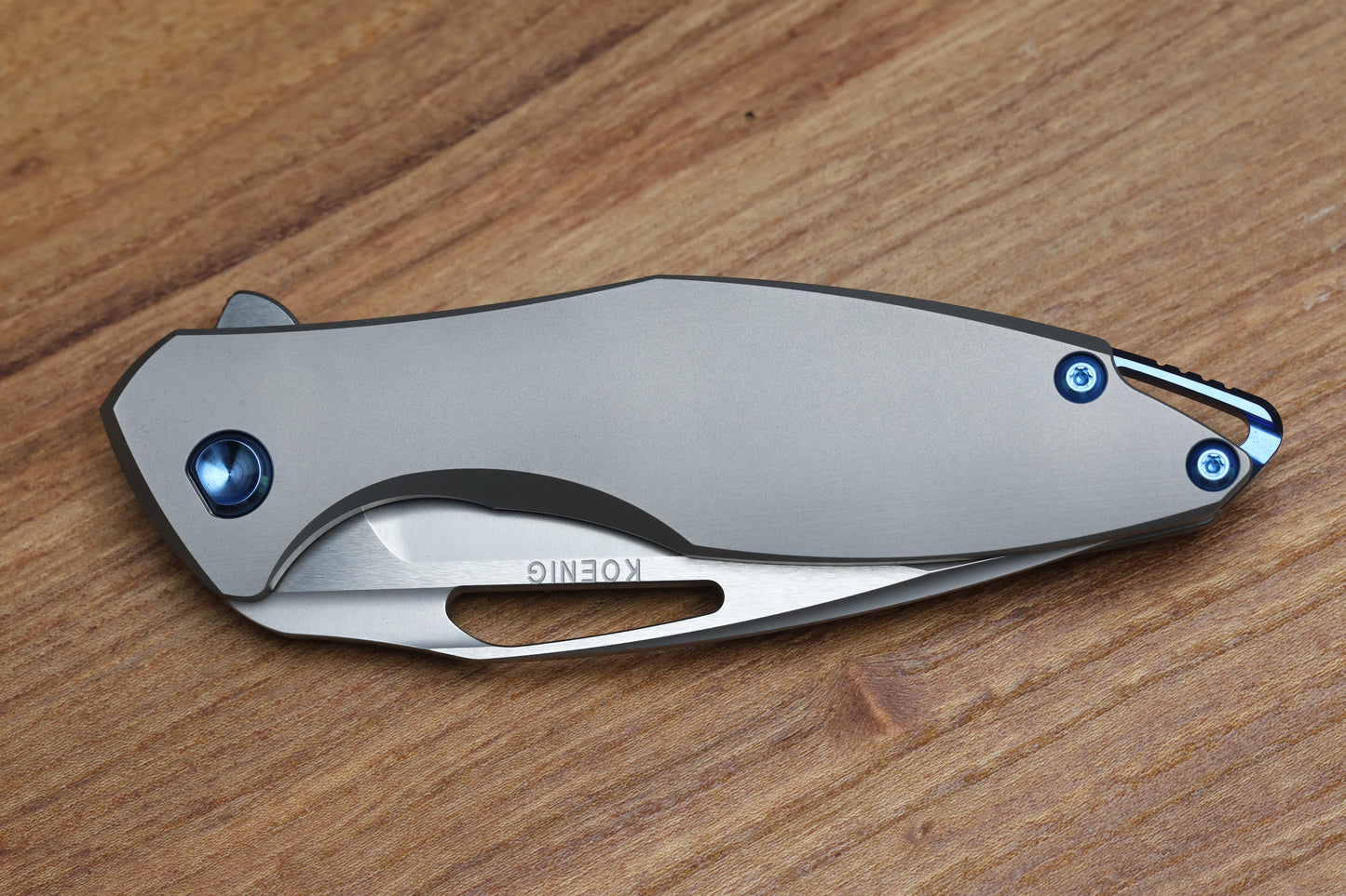 KOENIG KNIVES ARIUS – SMOOTH TITANIUM HANDLE – BLUE HARDWARE – BURNISHED W/ POLISHED FLATS M390 BLADE