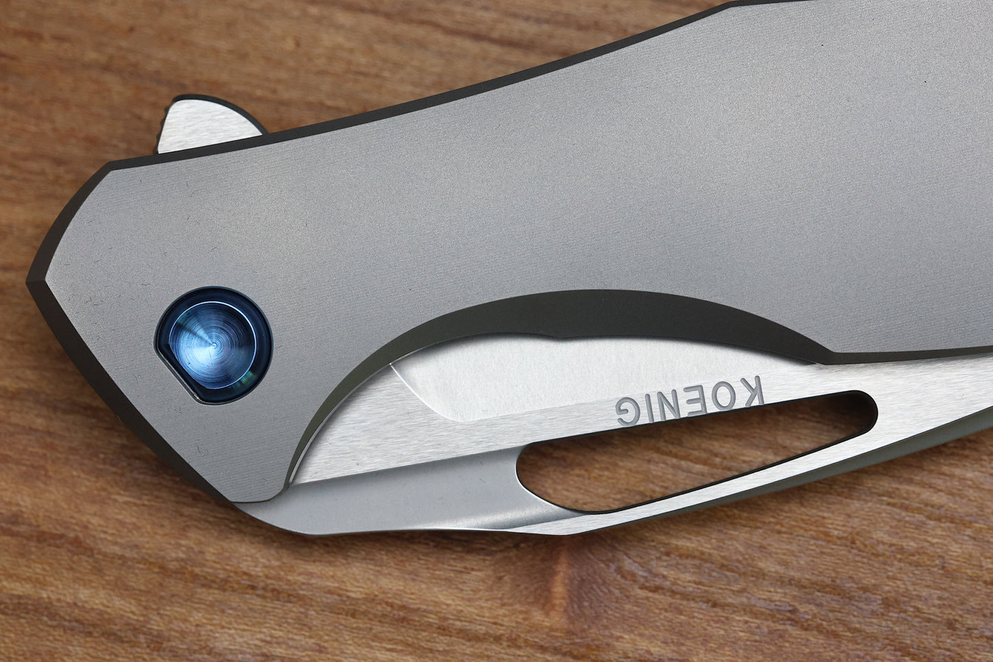 KOENIG KNIVES ARIUS – SMOOTH TITANIUM HANDLE – BLUE HARDWARE – BURNISHED W/ POLISHED FLATS M390 BLADE