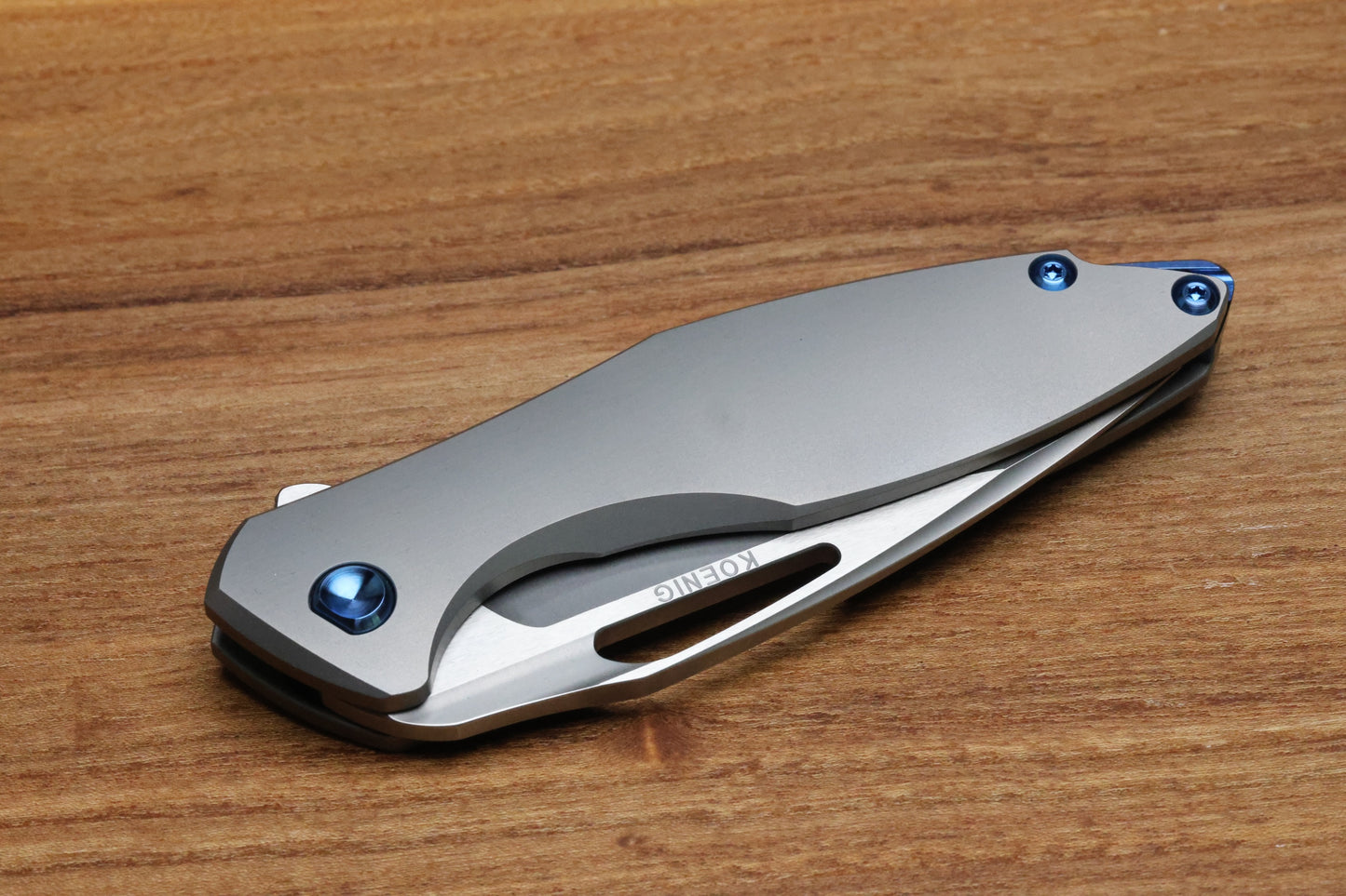 KOENIG KNIVES ARIUS – SMOOTH TITANIUM HANDLE – BLUE HARDWARE – BURNISHED W/ POLISHED FLATS M390 BLADE