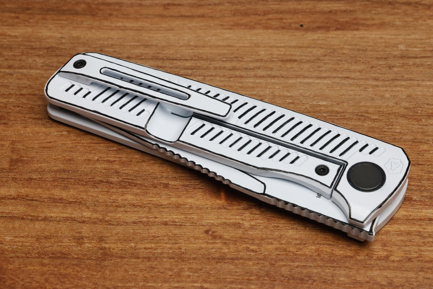 CUSTOM KNIFE FACTORY YETI GNOME 2.0 WHITE CEL SHADE TITANIUM & M398