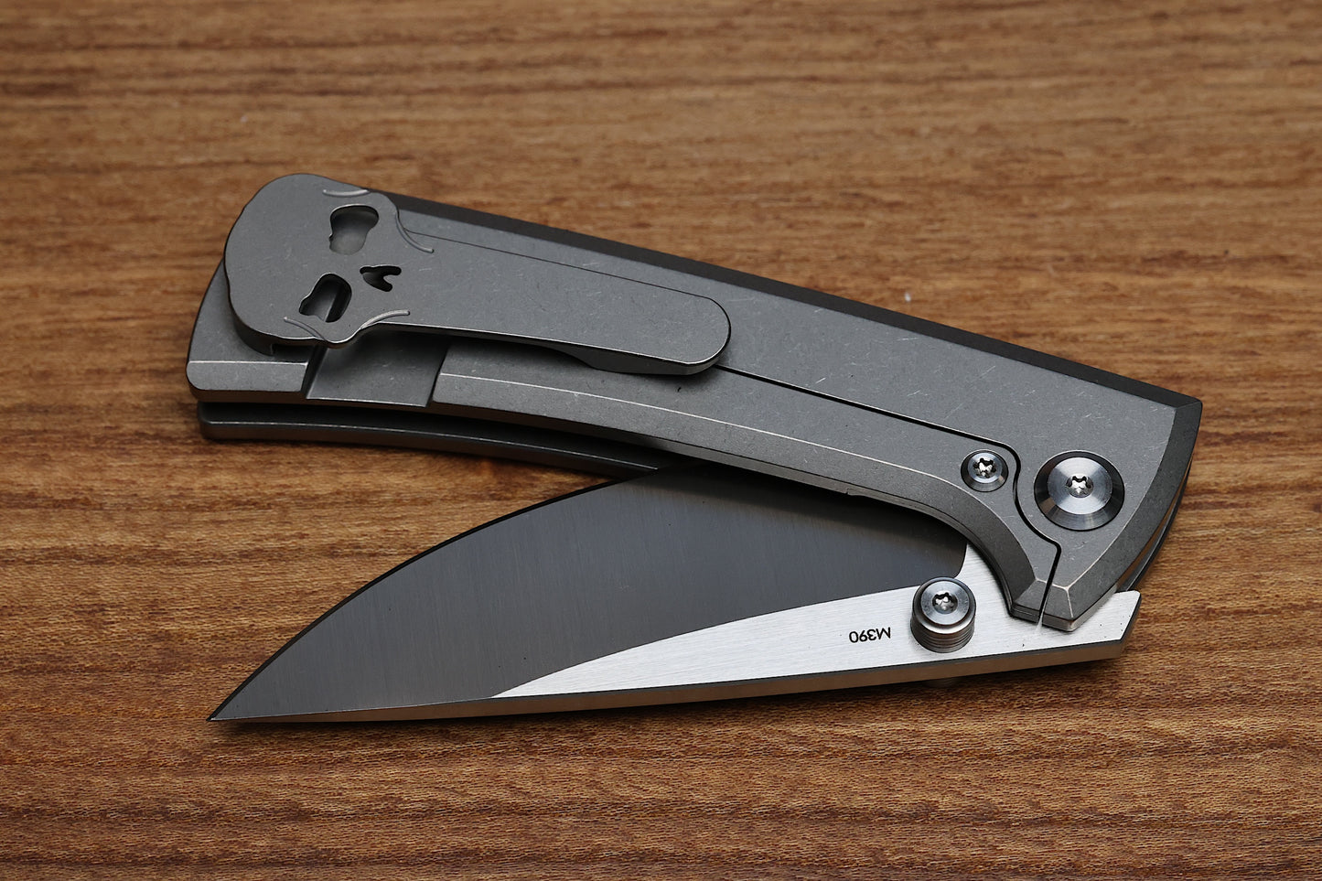 CHAVES ULTRAMAR RCK9 – DROP POINT – STONEWASH TITANIUM – BELT FINISH M390 BLADE