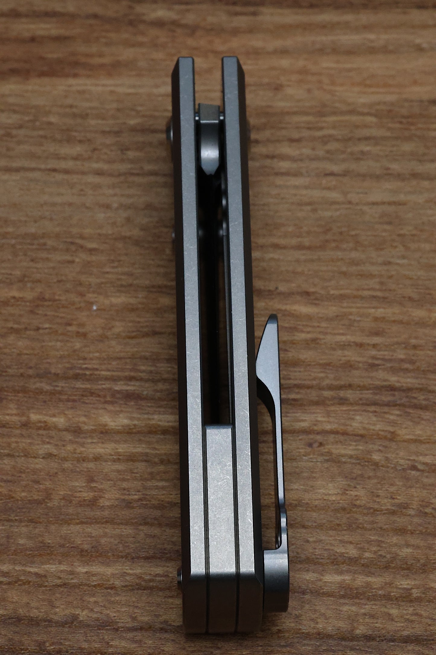 CHAVES ULTRAMAR RCK9 – DROP POINT – STONEWASH TITANIUM – BELT FINISH M390 BLADE