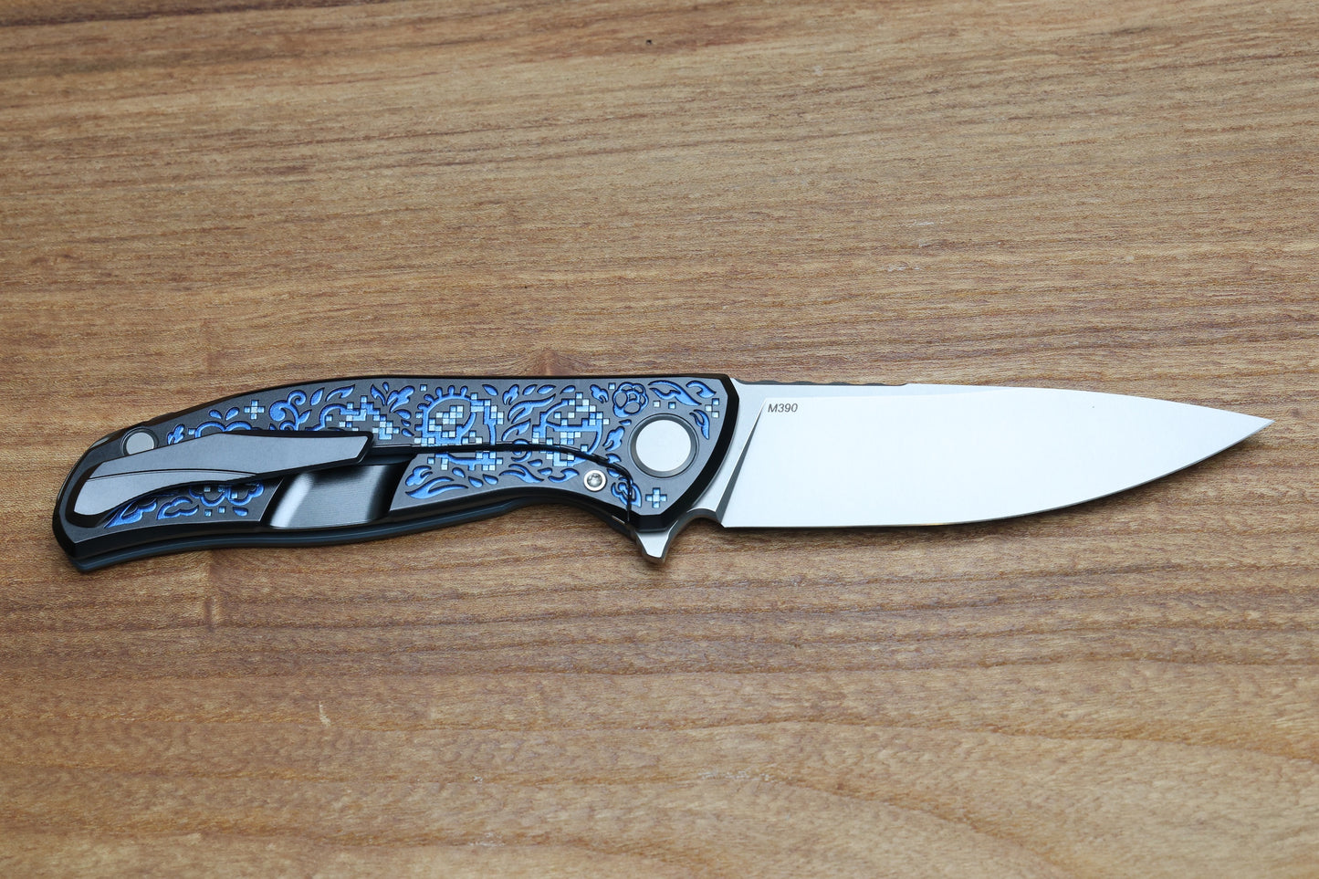 SHIROGOROV KNIVES / TI2 DESIGN F95 BLACK HULA "BLUE PIXELATED FLOWER" - M390 BLADE - MRBS