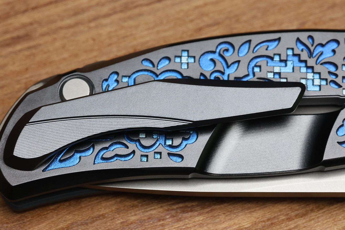 SHIROGOROV KNIVES / TI2 DESIGN F95 BLACK HULA "BLUE PIXELATED FLOWER" - M390 BLADE - MRBS