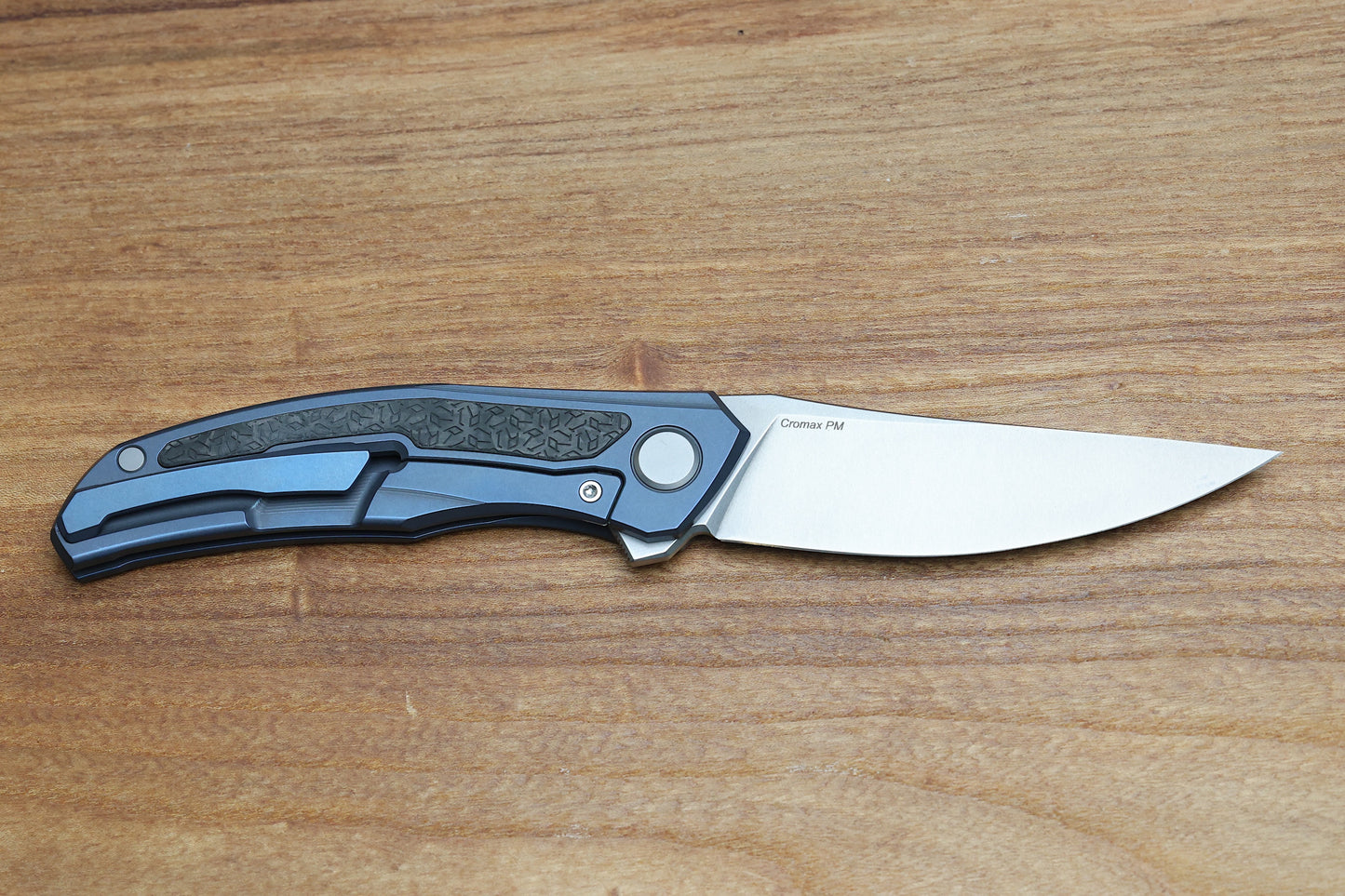 SHIROGOROV KNIVES "R1 EDITION" URSUS QUANTUM NL - CROMAX PM BLADE - BLUE TITANIUM HANDLE - R1 PATTERN CARBON FIBER INLAY - MRBS