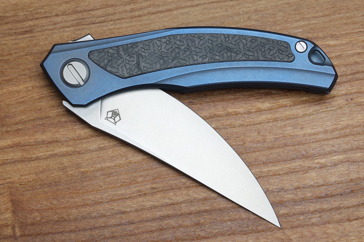 SHIROGOROV KNIVES "R1 EDITION" URSUS QUANTUM NL - CROMAX PM BLADE - BLUE TITANIUM HANDLE - R1 PATTERN CARBON FIBER INLAY - MRBS