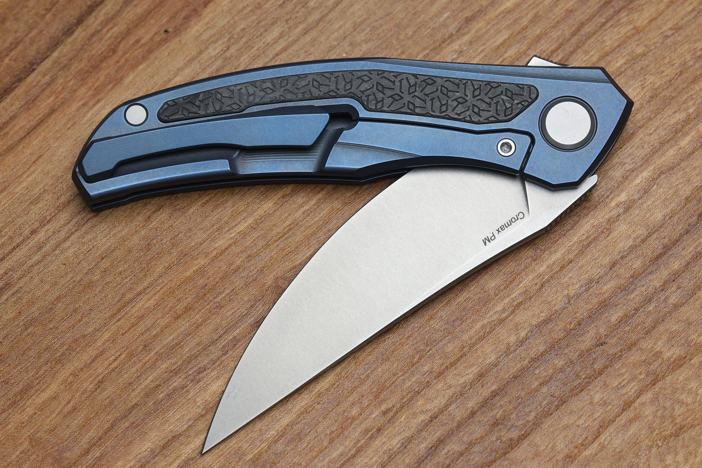SHIROGOROV KNIVES "R1 EDITION" URSUS QUANTUM NL - CROMAX PM BLADE - BLUE TITANIUM HANDLE - R1 PATTERN CARBON FIBER INLAY - MRBS
