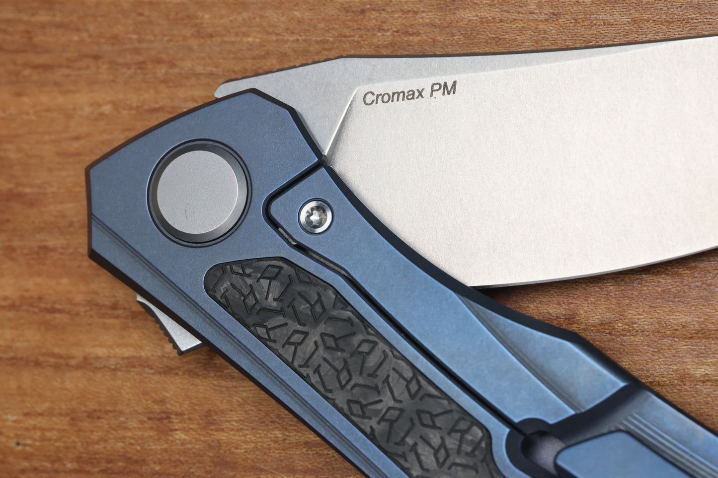 SHIROGOROV KNIVES "R1 EDITION" URSUS QUANTUM NL - CROMAX PM BLADE - BLUE TITANIUM HANDLE - R1 PATTERN CARBON FIBER INLAY - MRBS