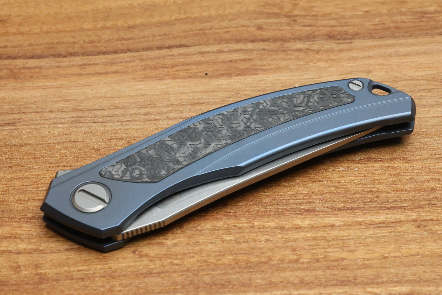 SHIROGOROV KNIVES "R1 EDITION" URSUS QUANTUM NL - CROMAX PM BLADE - BLUE TITANIUM HANDLE - R1 PATTERN CARBON FIBER INLAY - MRBS