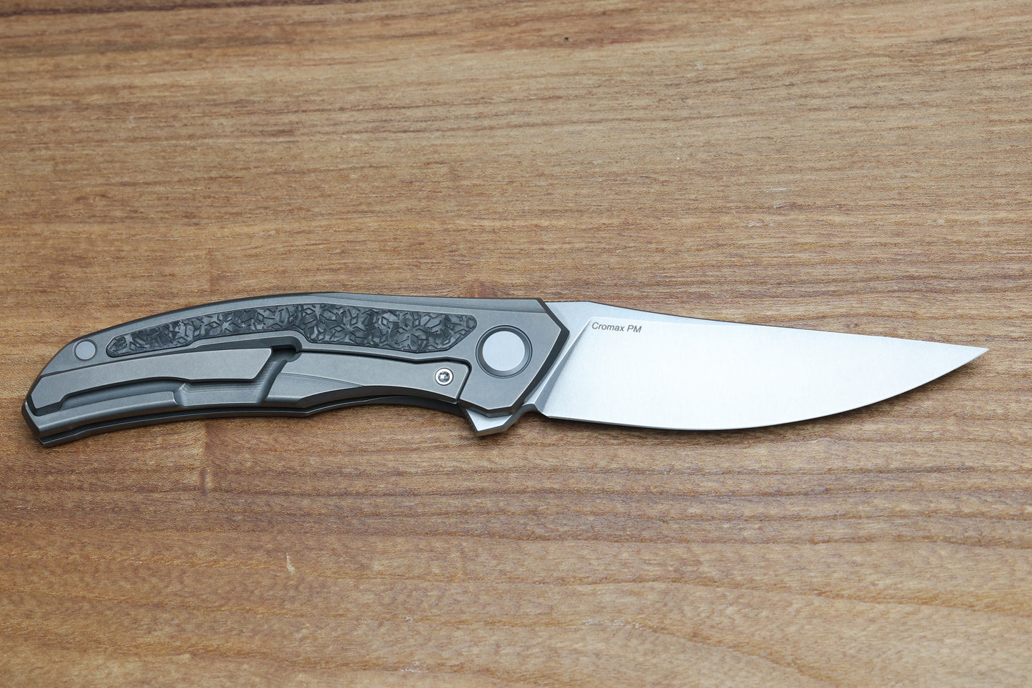 SHIROGOROV KNIVES "R1 EDITION" URSUS QUANTUM NL - CROMAX PM BLADE - TITANIUM HANDLE - R1 PATTERN CARBON FIBER INLAY - MRBS