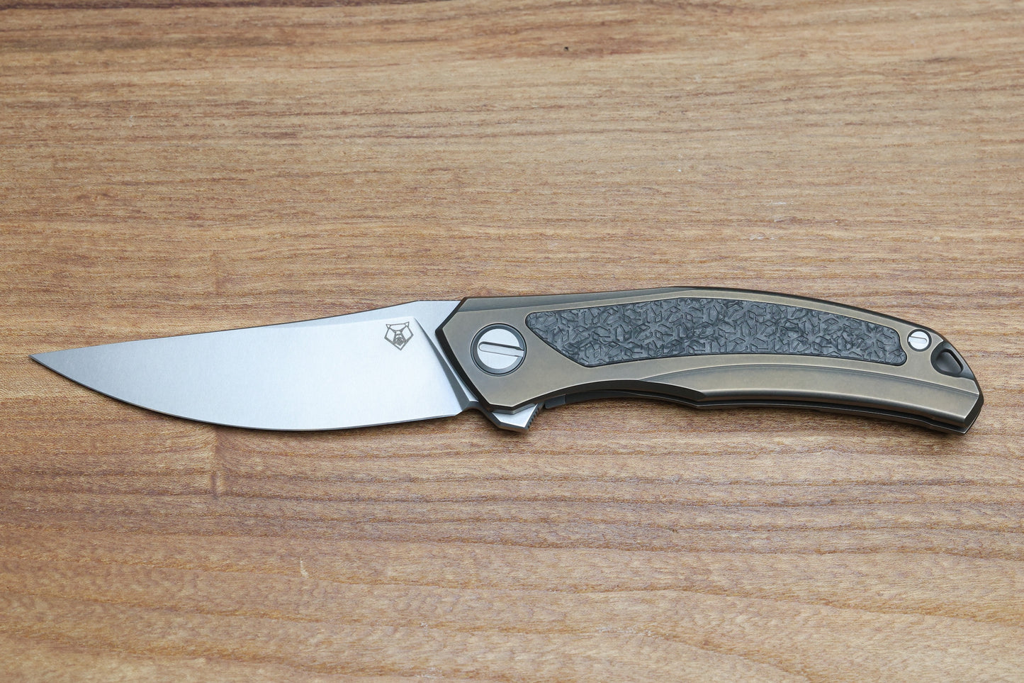 SHIROGOROV KNIVES "R1 EDITION" URSUS QUANTUM NL - CROMAX PM BLADE - BRONZE TITANIUM HANDLE - R1 PATTERN CARBON FIBER INLAY - MRBS