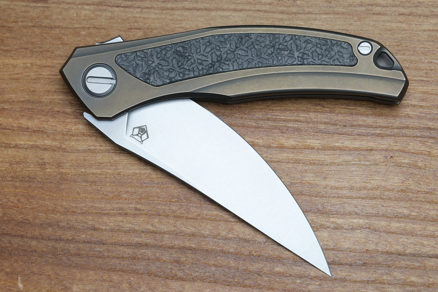 SHIROGOROV KNIVES "R1 EDITION" URSUS QUANTUM NL - CROMAX PM BLADE - BRONZE TITANIUM HANDLE - R1 PATTERN CARBON FIBER INLAY - MRBS