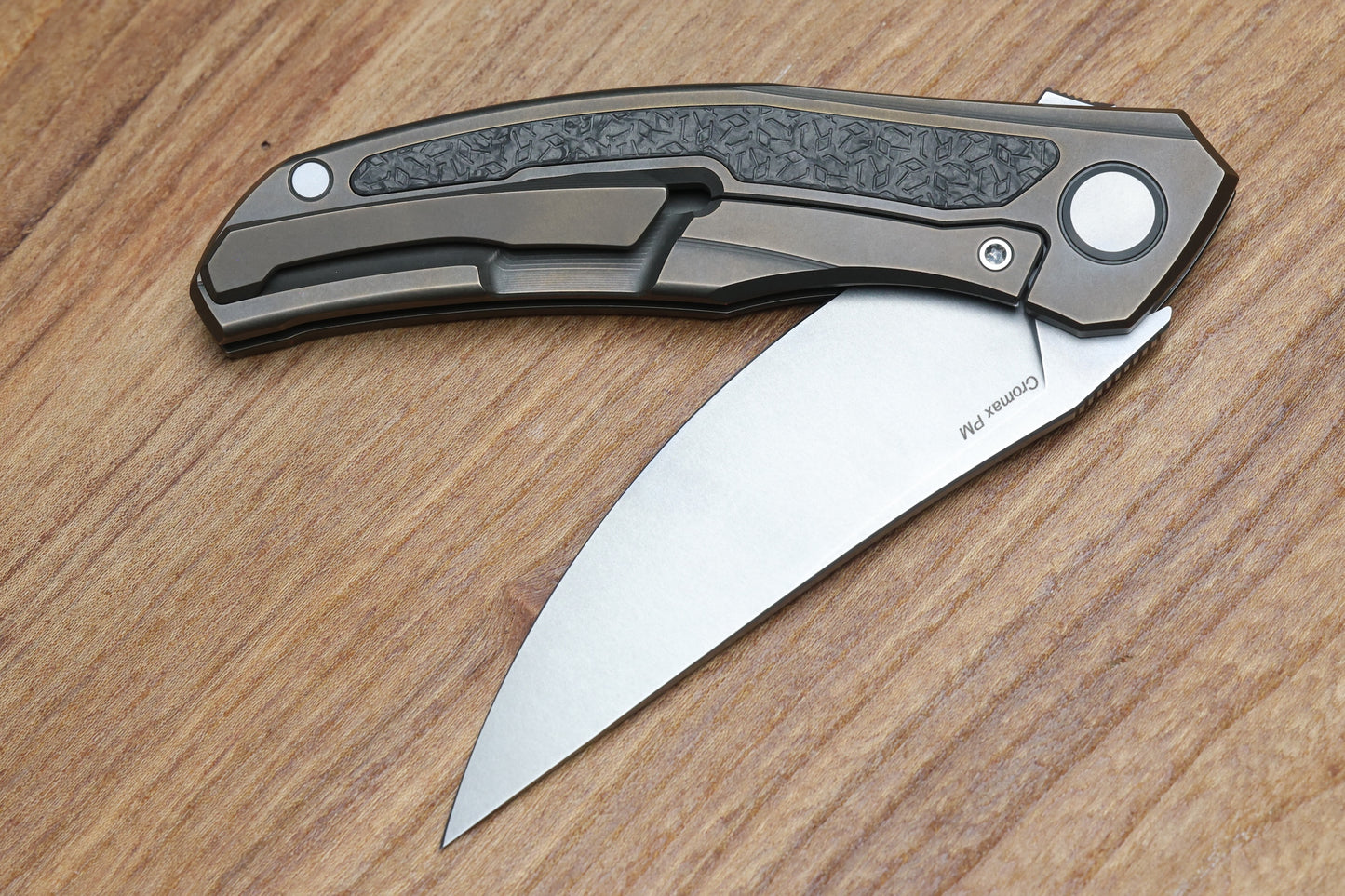 SHIROGOROV KNIVES "R1 EDITION" URSUS QUANTUM NL - CROMAX PM BLADE - BRONZE TITANIUM HANDLE - R1 PATTERN CARBON FIBER INLAY - MRBS