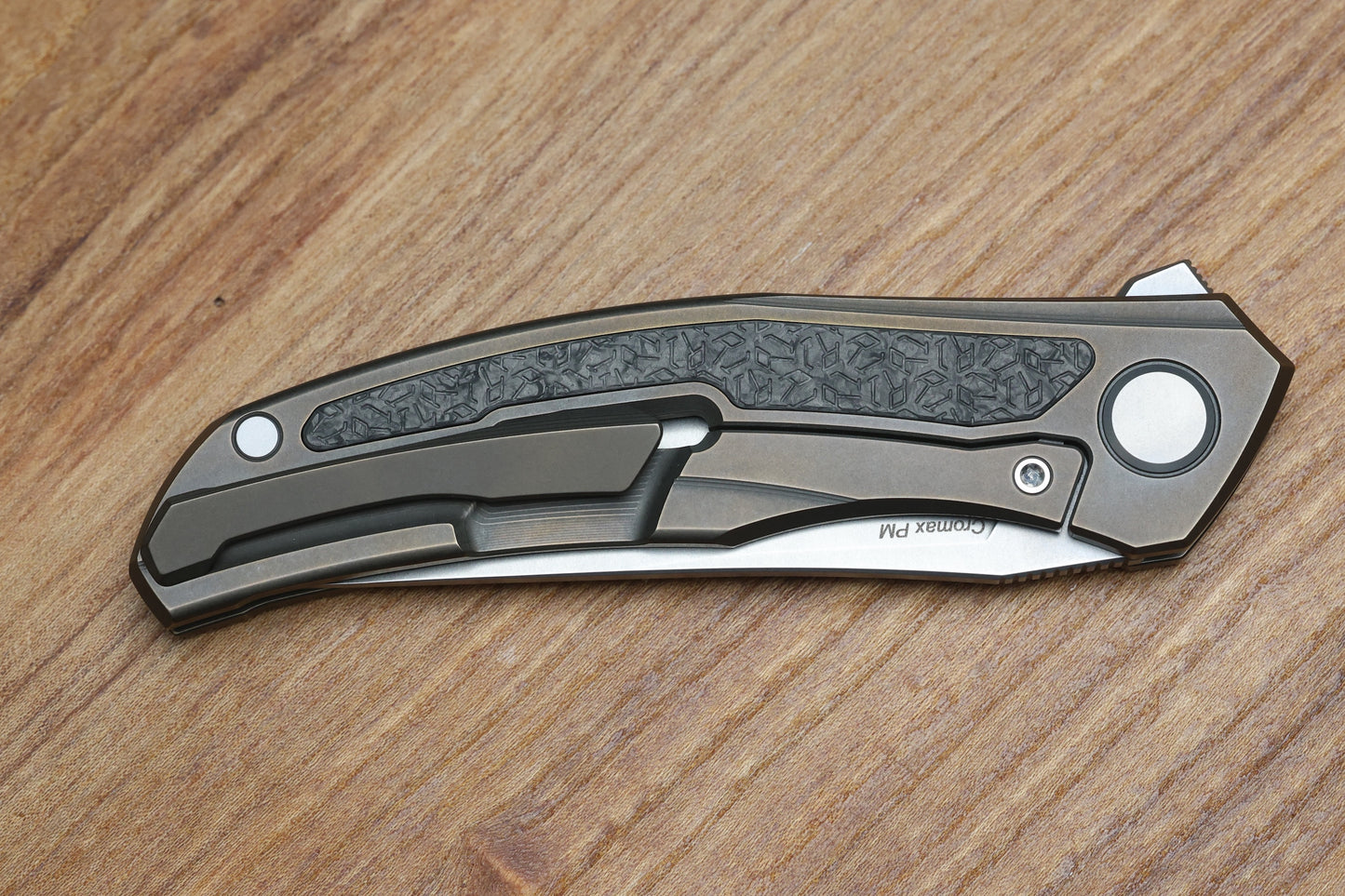 SHIROGOROV KNIVES "R1 EDITION" URSUS QUANTUM NL - CROMAX PM BLADE - BRONZE TITANIUM HANDLE - R1 PATTERN CARBON FIBER INLAY - MRBS
