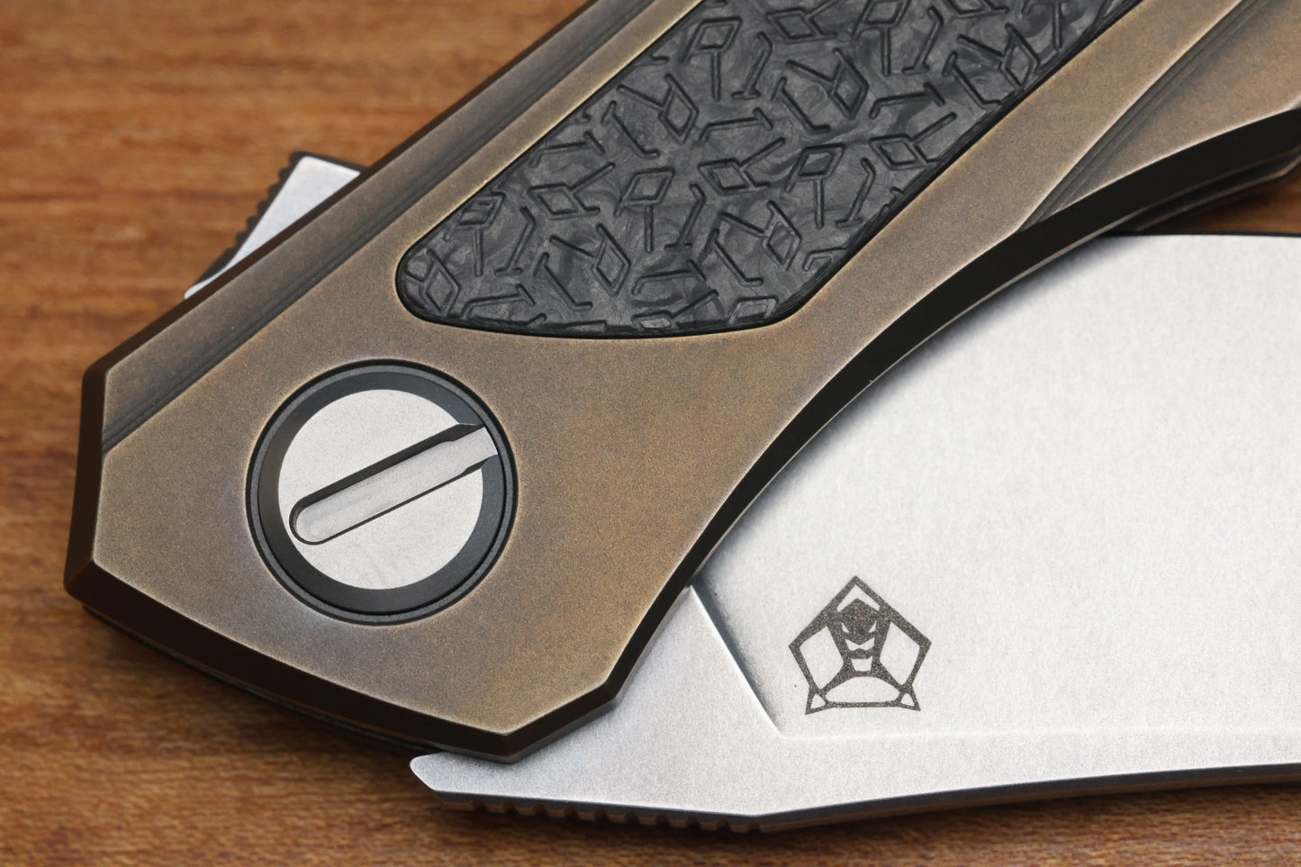 SHIROGOROV KNIVES "R1 EDITION" URSUS QUANTUM NL - CROMAX PM BLADE - BRONZE TITANIUM HANDLE - R1 PATTERN CARBON FIBER INLAY - MRBS