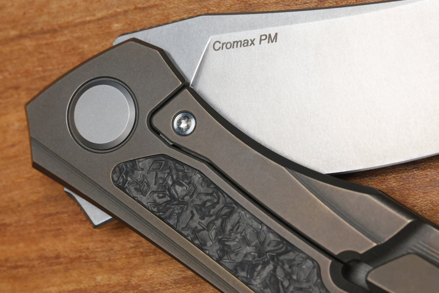 SHIROGOROV KNIVES "R1 EDITION" URSUS QUANTUM NL - CROMAX PM BLADE - BRONZE TITANIUM HANDLE - R1 PATTERN CARBON FIBER INLAY - MRBS