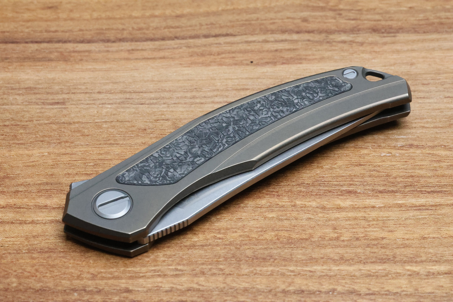 SHIROGOROV KNIVES "R1 EDITION" URSUS QUANTUM NL - CROMAX PM BLADE - BRONZE TITANIUM HANDLE - R1 PATTERN CARBON FIBER INLAY - MRBS