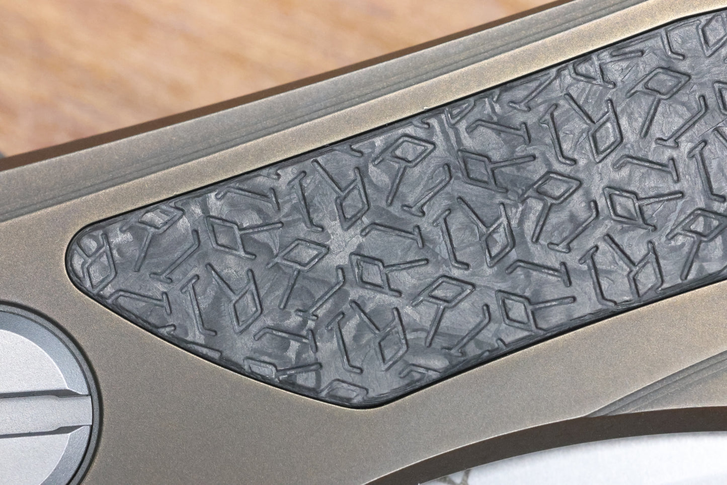 SHIROGOROV KNIVES "R1 EDITION" URSUS QUANTUM NL - CROMAX PM BLADE - BRONZE TITANIUM HANDLE - R1 PATTERN CARBON FIBER INLAY - MRBS