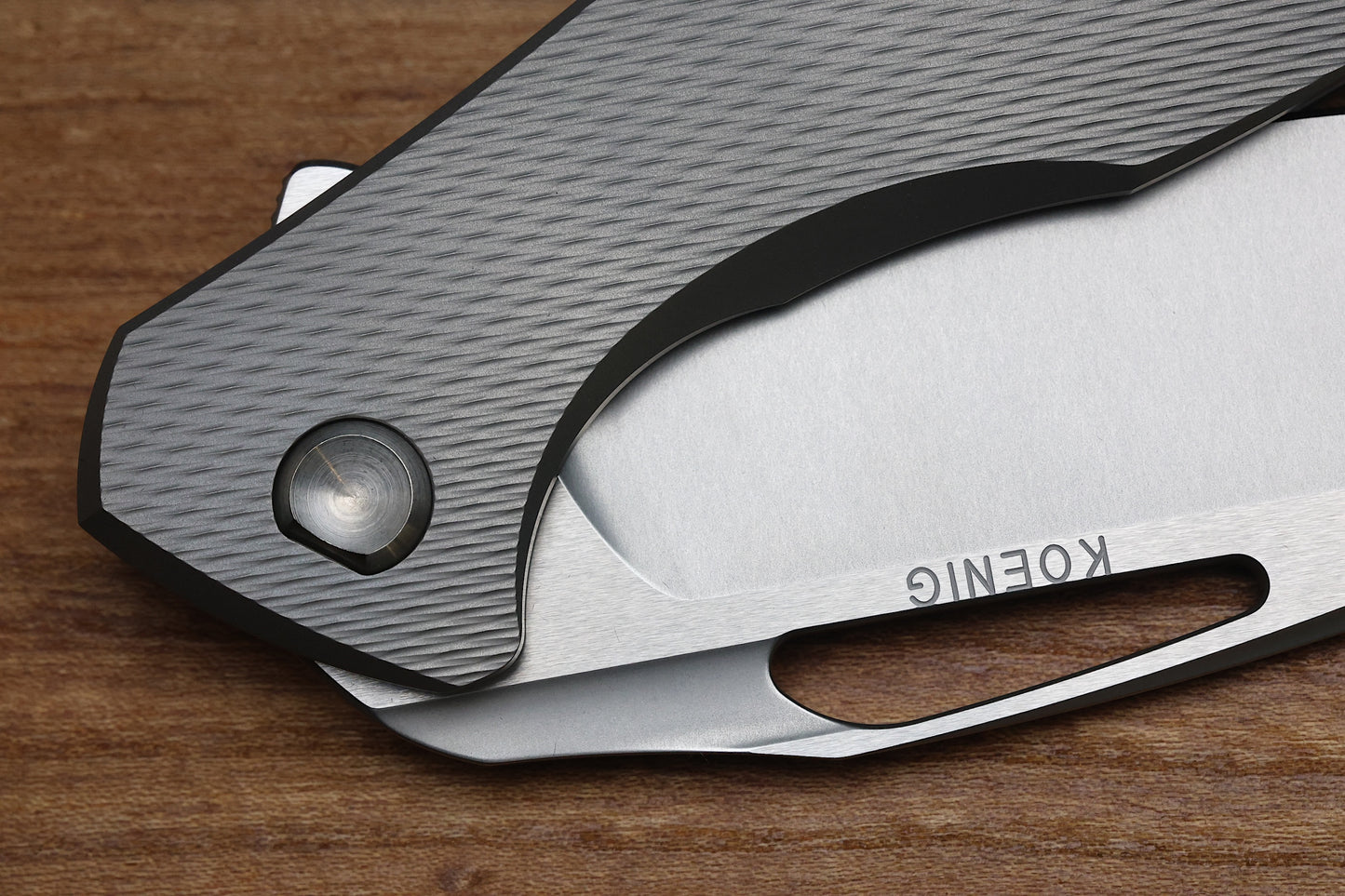 KOENIG KNIVES ARIUS - CORDA TITANIUM HANDLE - SILVER HARDWARE - BURNISHED W/ POLISHED FLATS M398 BLADE
