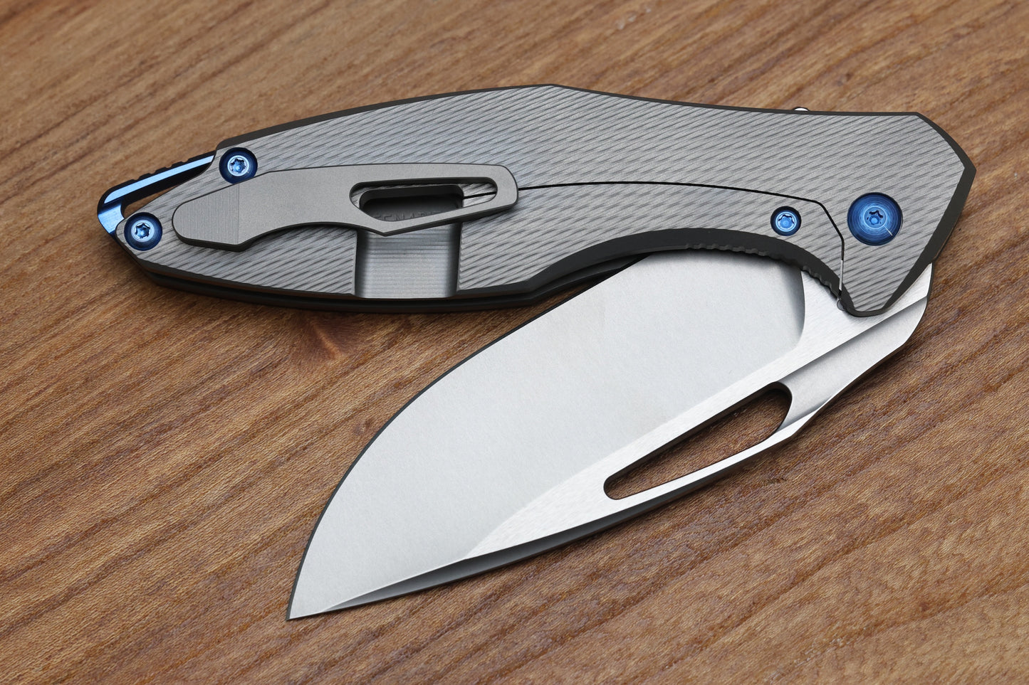 KOENIG KNIVES ARIUS - CORDA TITANIUM HANDLE - BLUE HARDWARE - BURNISHED W/ POLISHED FLATS M398 BLADE