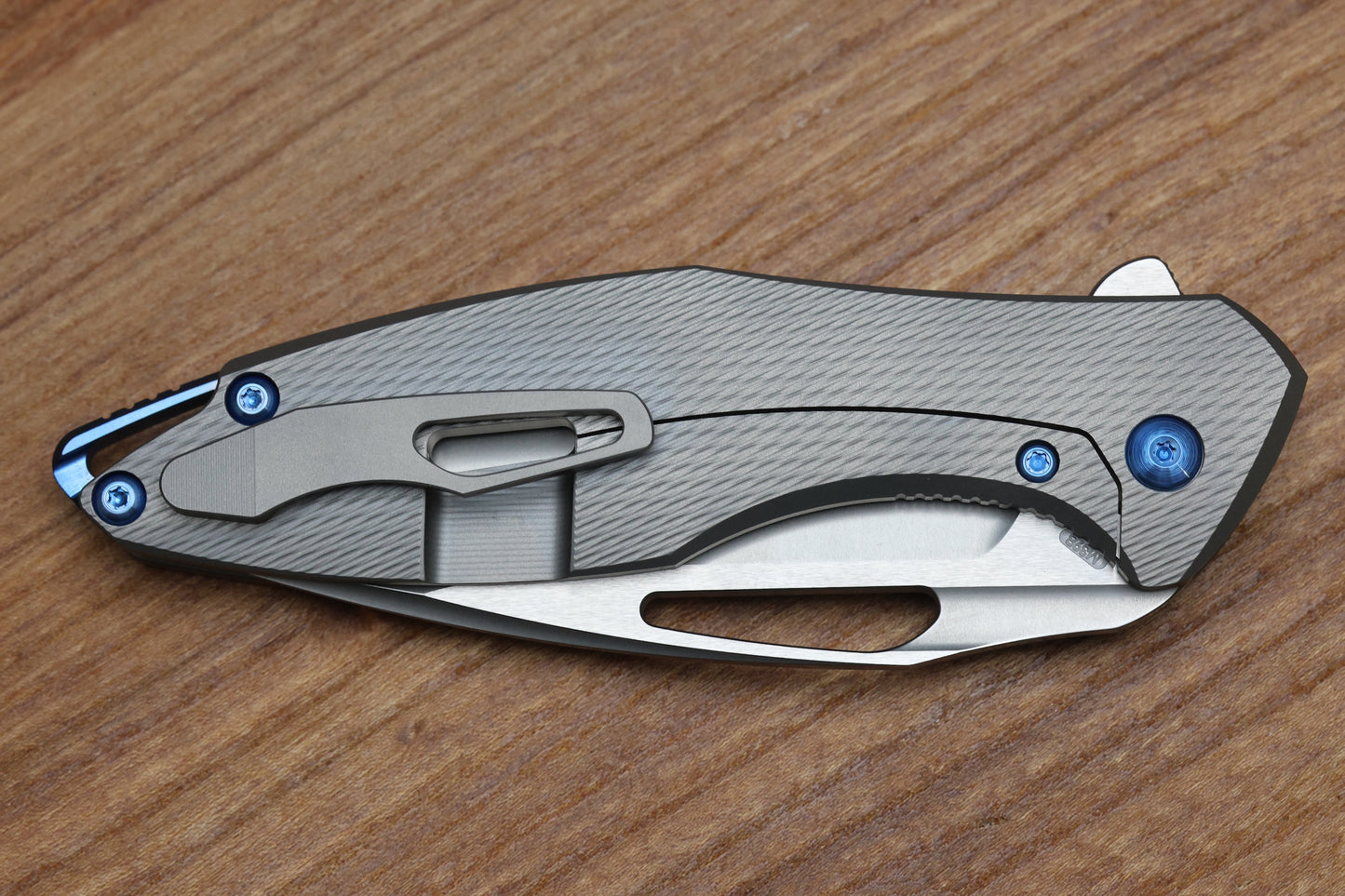KOENIG KNIVES ARIUS - CORDA TITANIUM HANDLE - BLUE HARDWARE - BURNISHED W/ POLISHED FLATS M398 BLADE