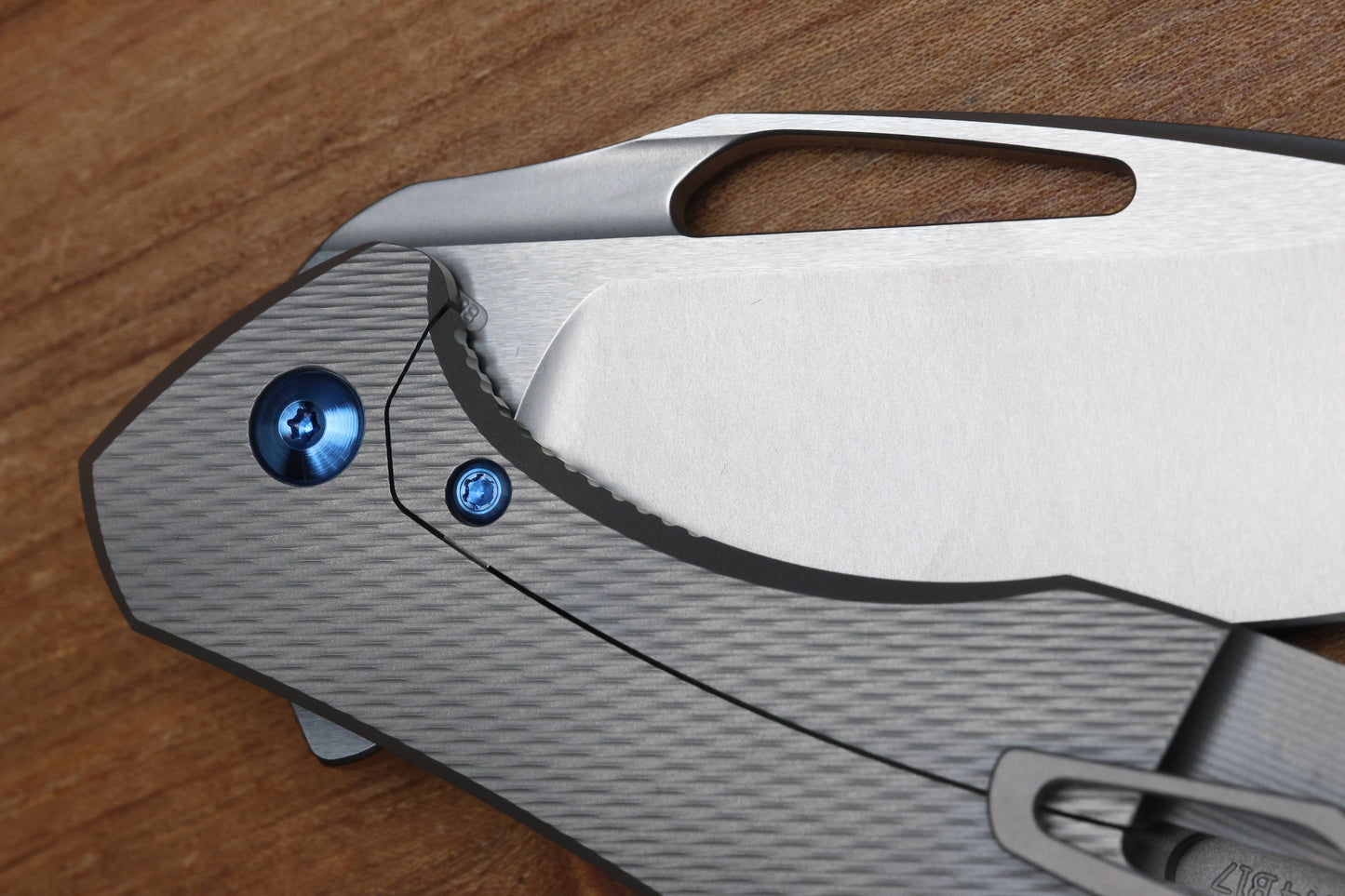 KOENIG KNIVES ARIUS - CORDA TITANIUM HANDLE - BLUE HARDWARE - BURNISHED W/ POLISHED FLATS M398 BLADE