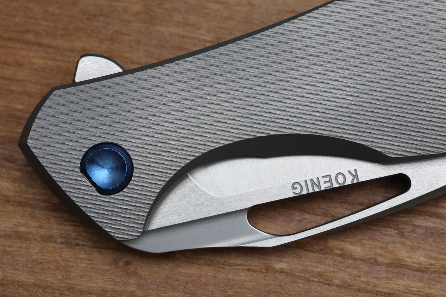 KOENIG KNIVES ARIUS - CORDA TITANIUM HANDLE - BLUE HARDWARE - BURNISHED W/ POLISHED FLATS M398 BLADE