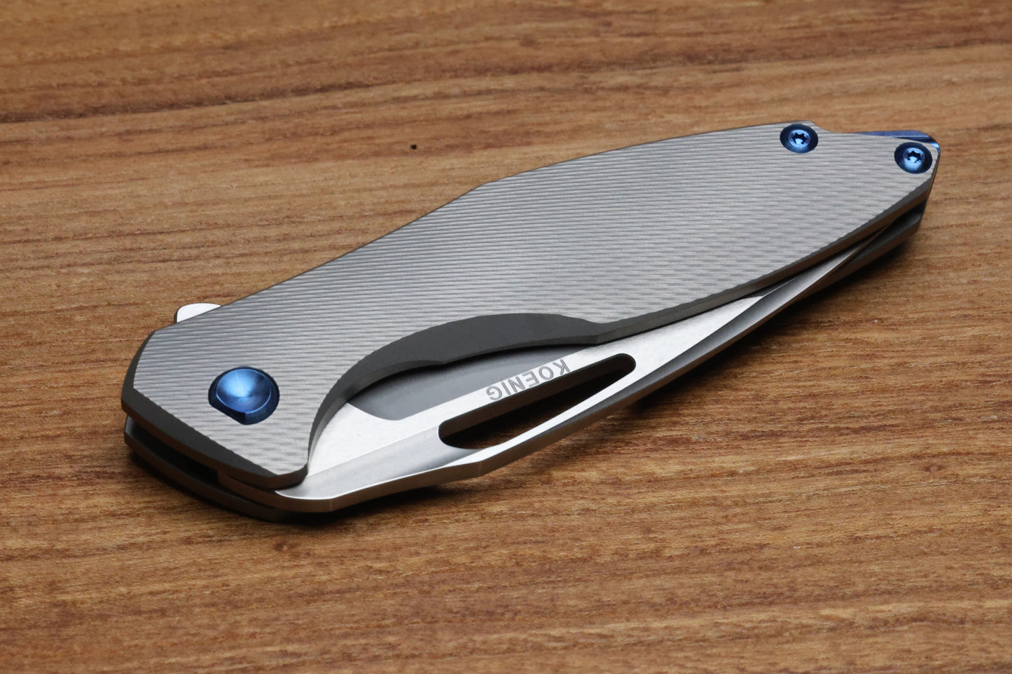 KOENIG KNIVES ARIUS - CORDA TITANIUM HANDLE - BLUE HARDWARE - BURNISHED W/ POLISHED FLATS M398 BLADE