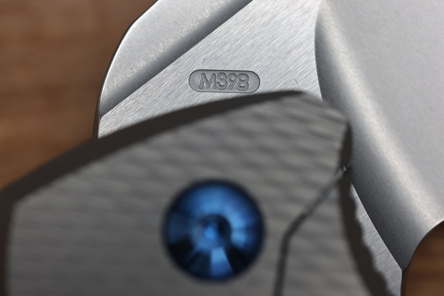 KOENIG KNIVES ARIUS - CORDA TITANIUM HANDLE - BLUE HARDWARE - BURNISHED W/ POLISHED FLATS M398 BLADE