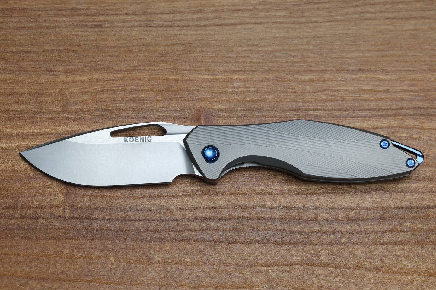 KOENIG KNIVES MINI ARIUS - NON FLIPPER - PATTERNED TITANIUM HANDLE - BLUE HARDWARE - BURNISHED W/ POLISHED FLATS M390 BLADE