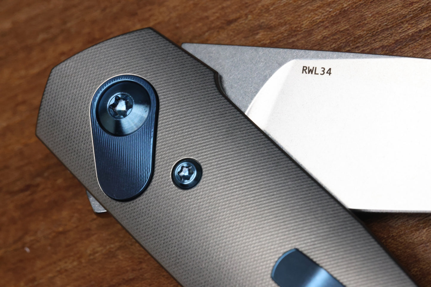 ANSO OF DENMARK AROS - GREY/BLUE TITANIUM HANDLE - RWL34 BLADE