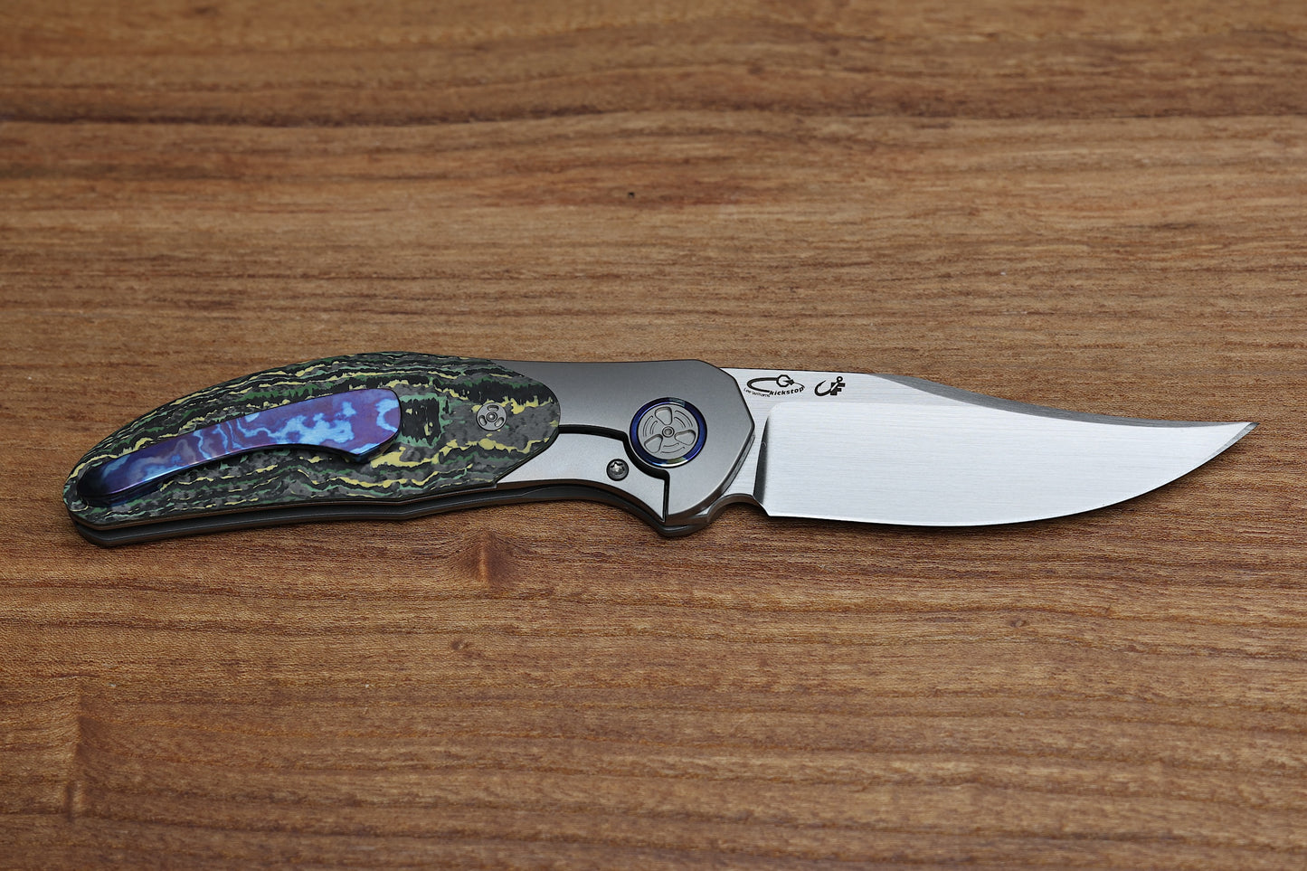 WINGMANEDC TORO – MACH 3 – HAND SATIN M390 BLADE – TITANIUM/TOXIC STORM CARBON FIBER HANDLE