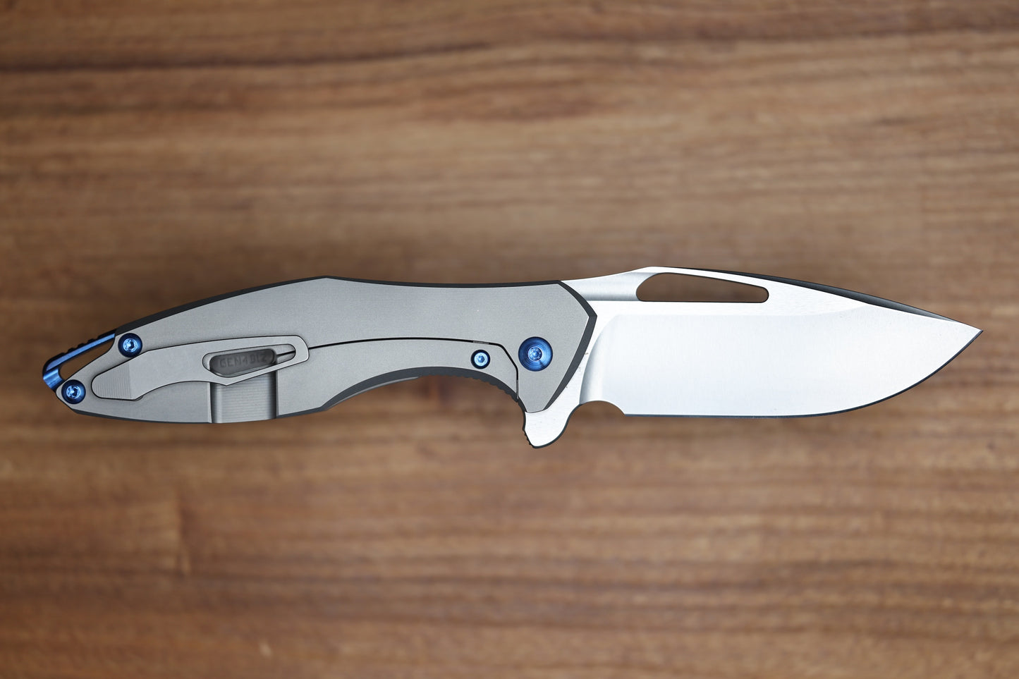 KOENIG KNIVES ARIUS – SMOOTH TITANIUM HANDLE – BLUE HARDWARE – BURNISHED W/ POLISHED FLATS M390 BLADE (PREOWNED)